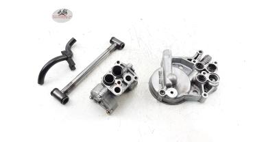 Kawasaki ZZR 1100 ZXT10D Bj.95 Aufnahme Ölpumpe Motordeckel Halter