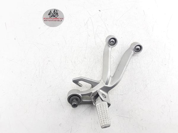 Suzuki GSXR 1000 K3 K4 Fußrastenanlage hinten rechts Fußraste